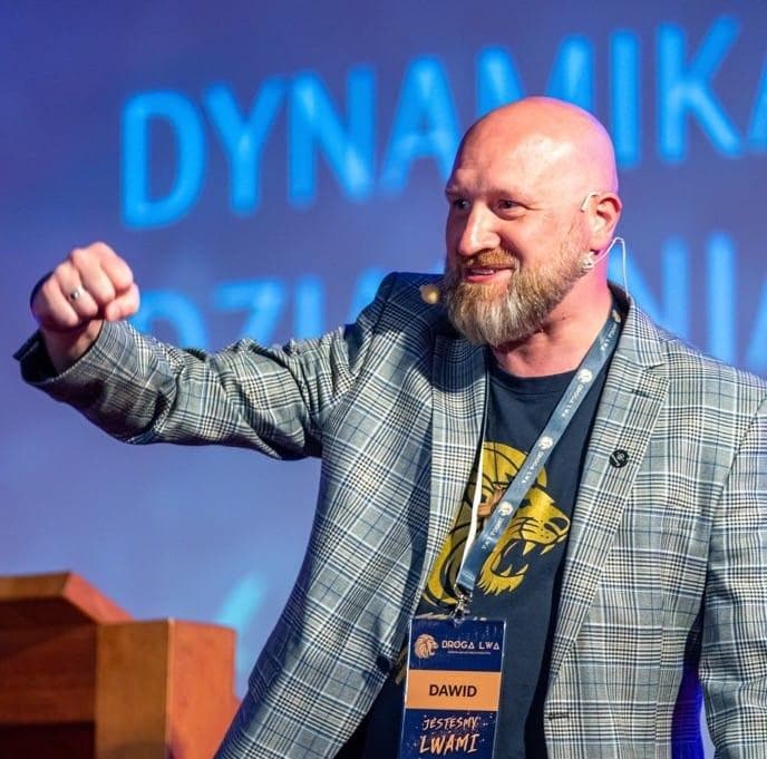 Dawid Gacek podczas prowadzenia wydarzenia na scenie