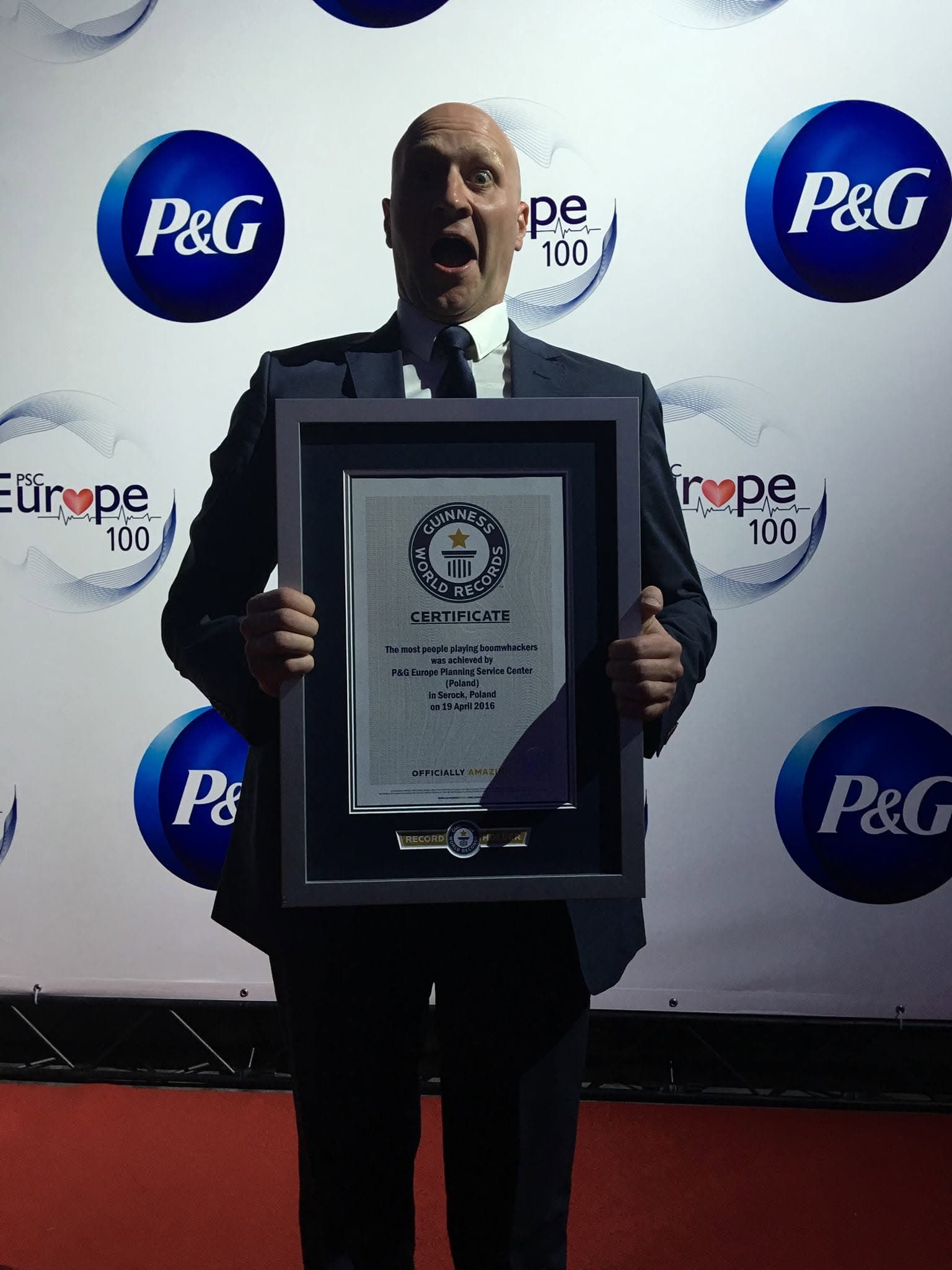 Dawid Gacek trzymający historyczny certyfikat Guinness World Records